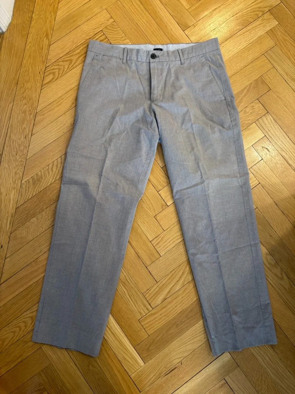 GAP Tailored Khakis in Straight Fit in gray plaid pattern - 33 x 30